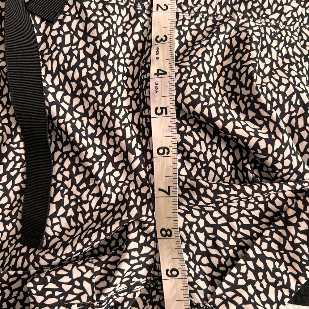 lululemon Women spring break away short Size 6 - Picture 7 of 9